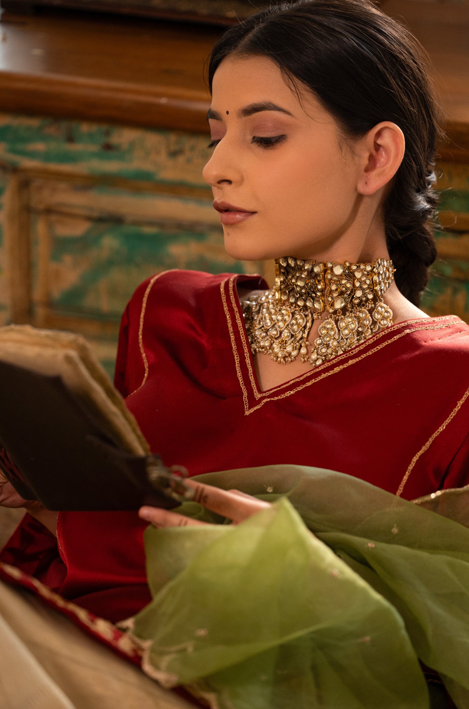 Akruti Kundan Necklace Set