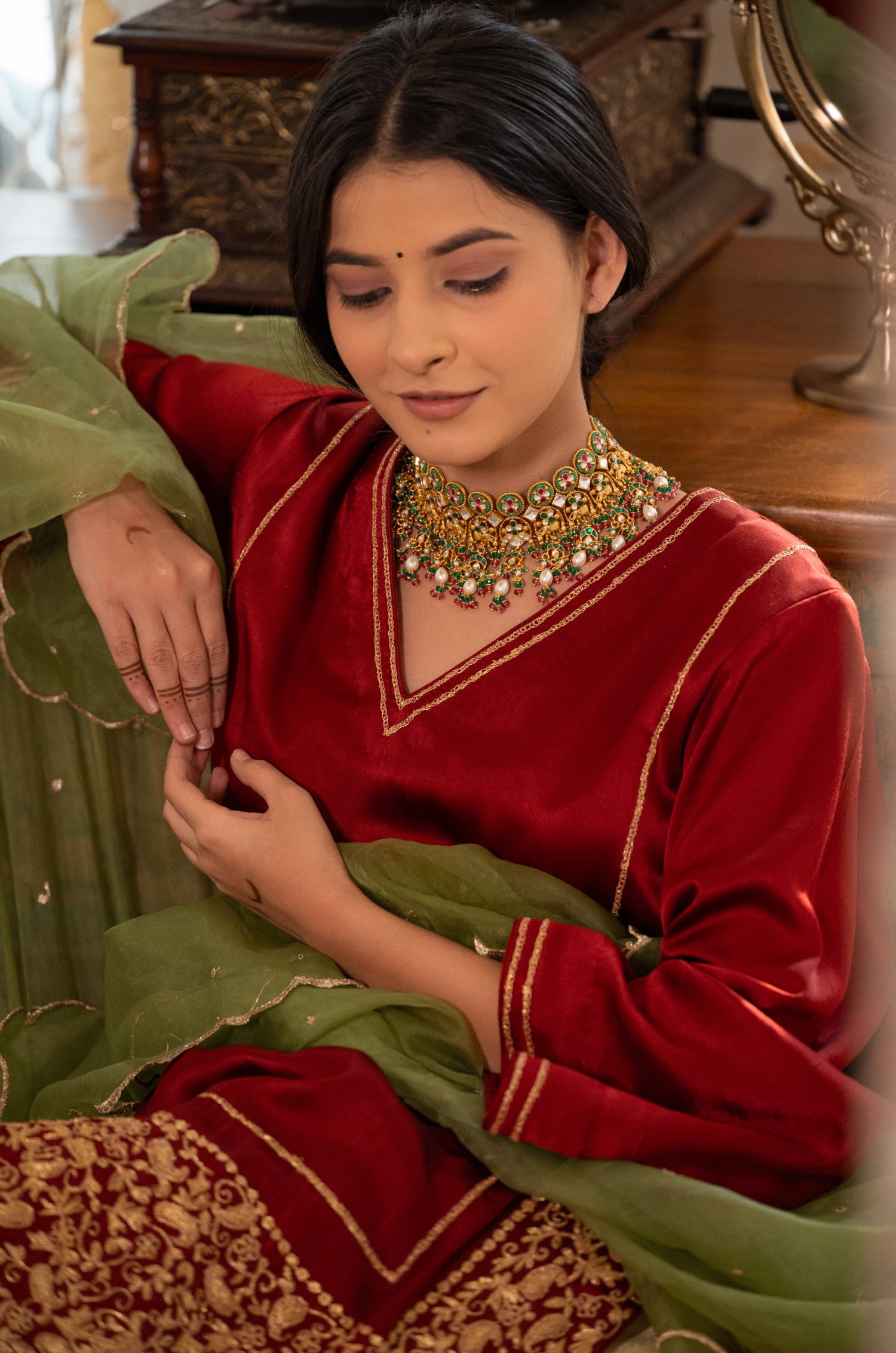 Aarohi Kundan Necklace Set