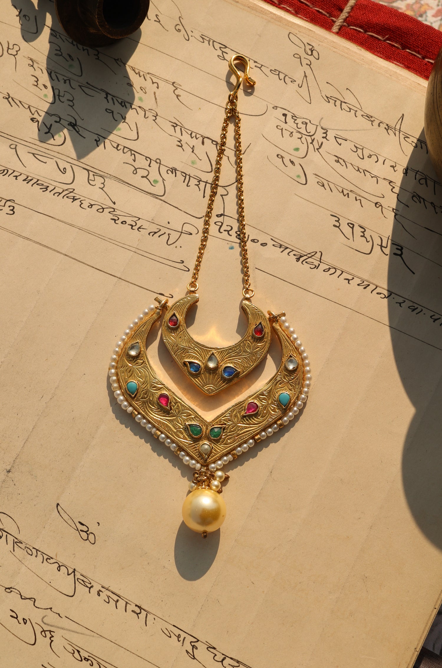 Jodha Multicolored Kundan Maangtikka / Passa