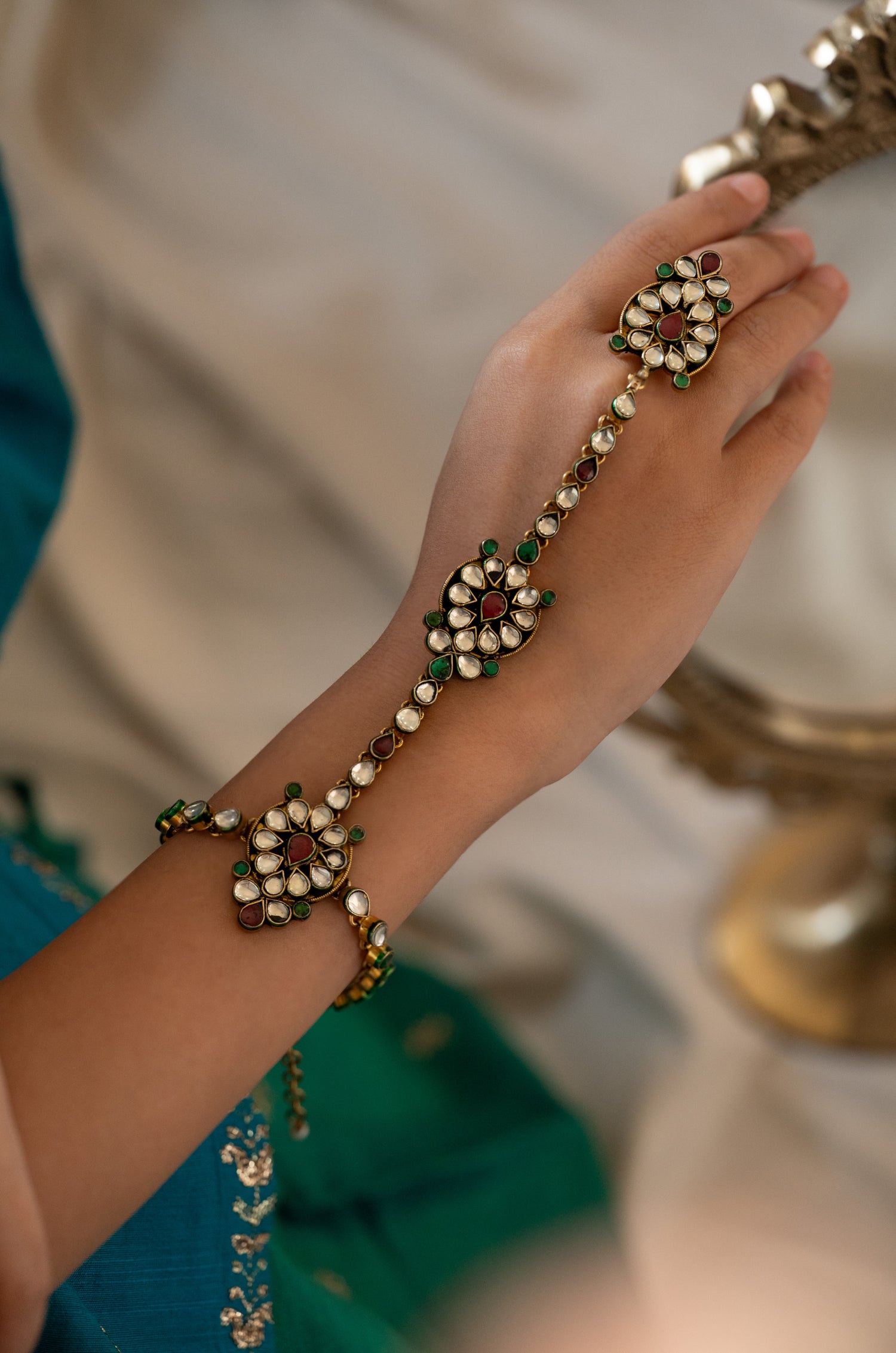 Varnika Kundan Hathphool