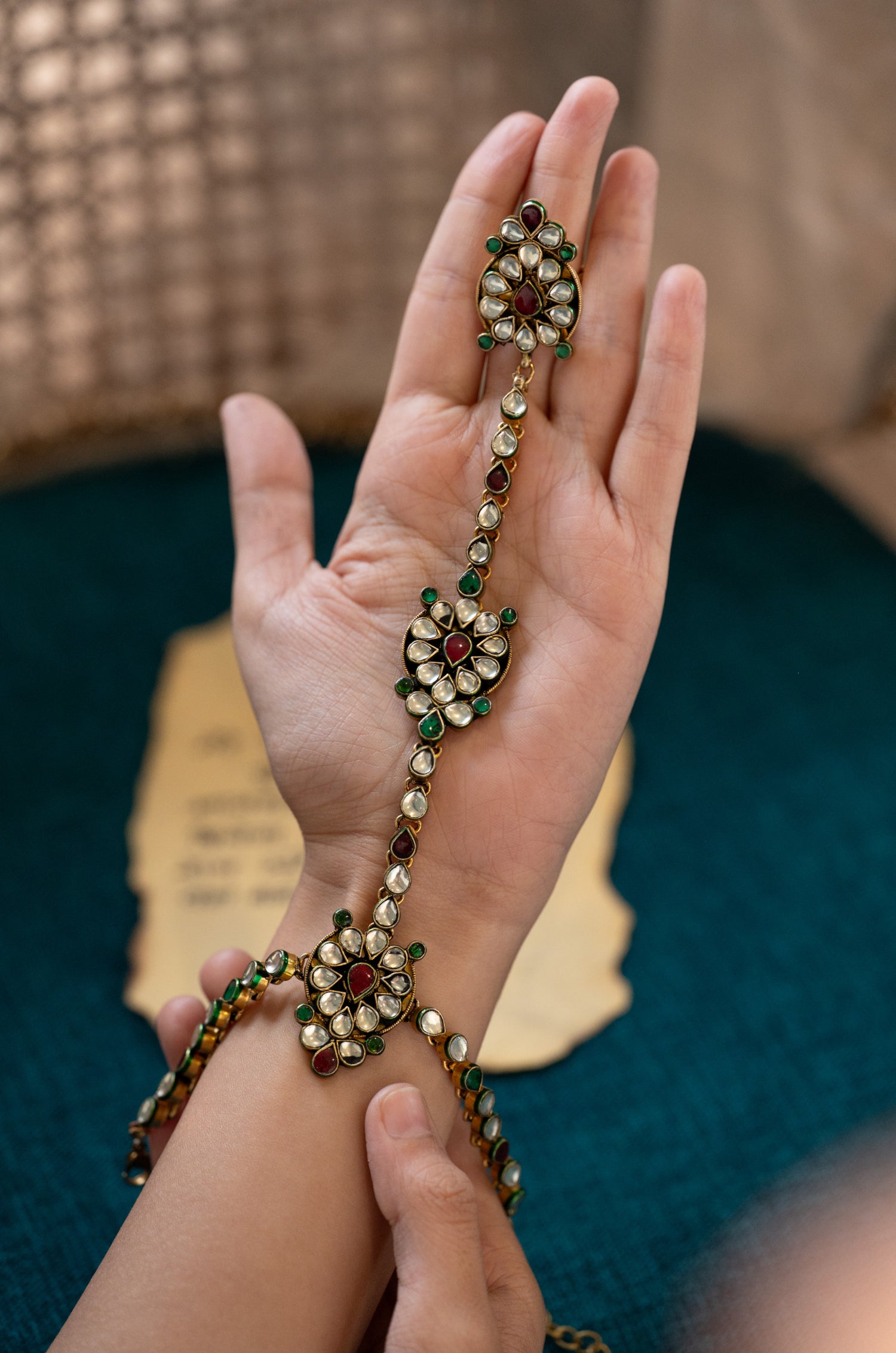 Varnika Kundan Hathphool