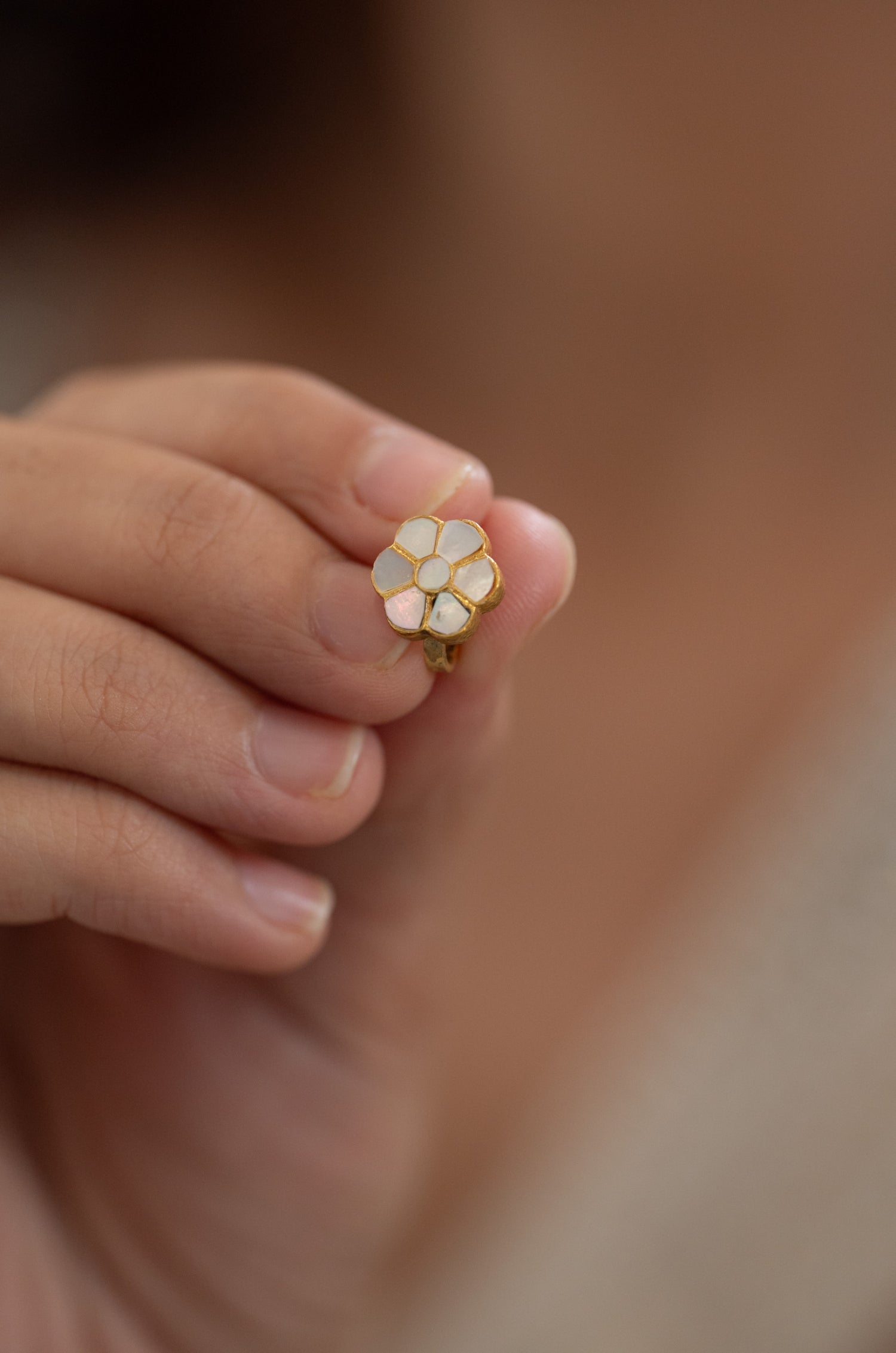Kaira Mother Of Pearl Nosepin